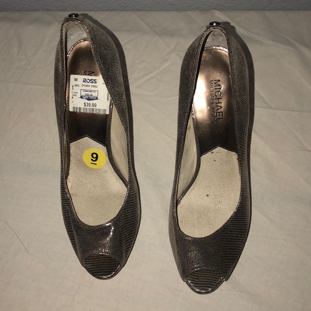 Size 9 Michael Kors gold heals